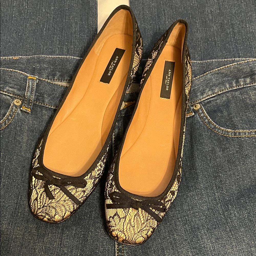 New Ann Taylor Black and Nude Lace Flats 10M